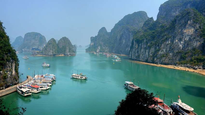De vele bergen midden in de zee van Halong bay zijn eigenlijk te mooi voor woorden