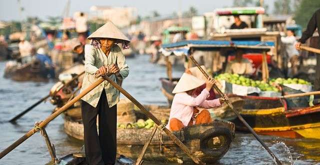 Op de floating markets is het vaak een levendigheid van jewelste