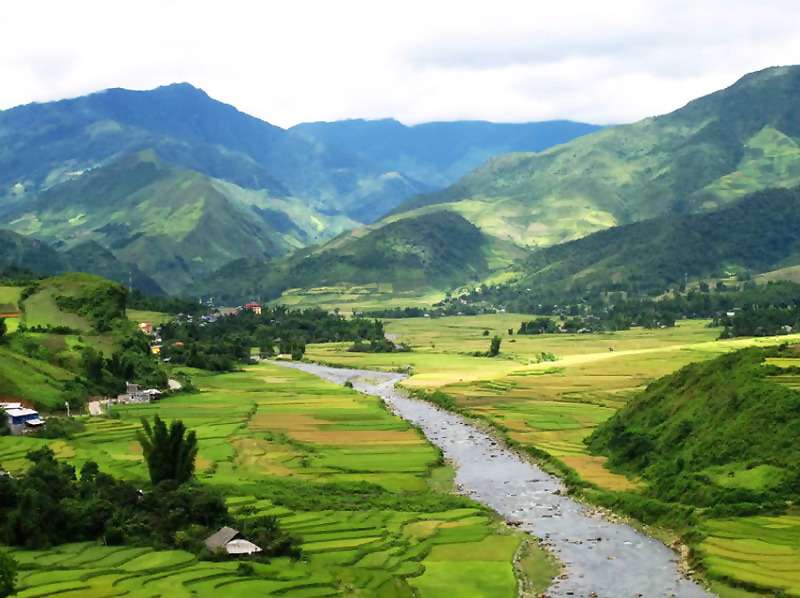 Je loopt door de prachtig groene omgeving in Noord-Vietnam