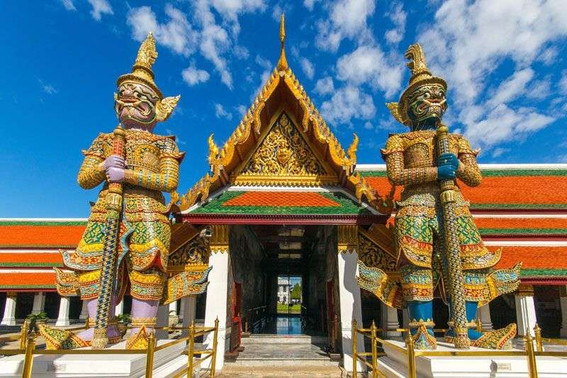 De prachtig versierde Wat Phra Kaew tempel<br>
