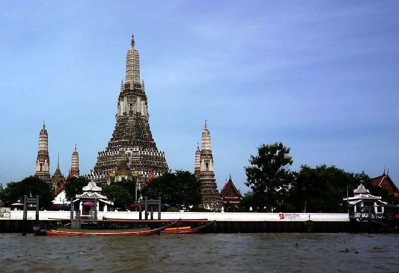Uitzicht vanaf de Chao Phraya rivier op de Wat Arun tempel<br>