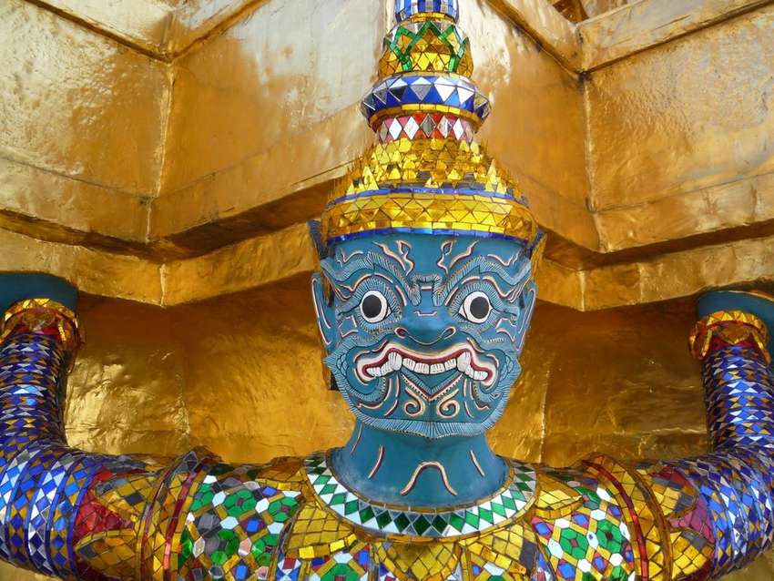In de tempels in Bangkok tref je veel prachtige beelden aan