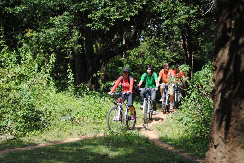 Met je gids fiets je door het groene platteland van Cambodja