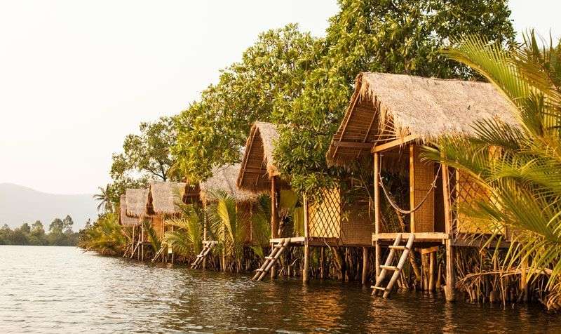 In Kampot kun je heerlijk overnachten aan het water <br>