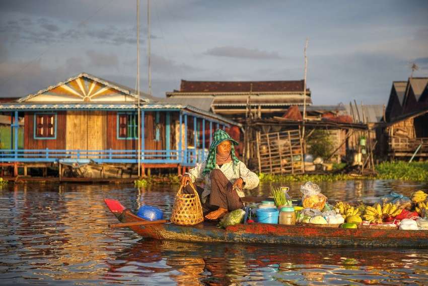 Op het Tonle Sap meer wordt gewerkt en gewoond op het water<br>