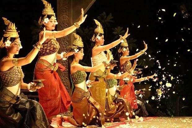 In Cambodja maak je de eerste avond kennis met de klassieke dans