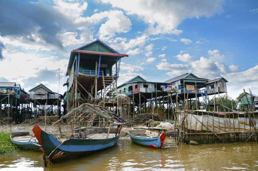 Huizen in en aan het Tonle Sap meer