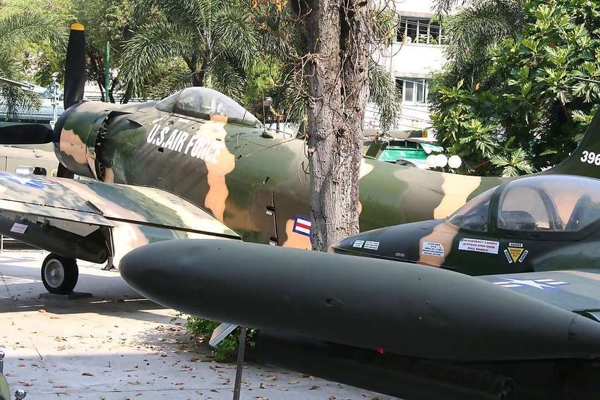In het  museum van oorlogsoverblijfselen staan de vliegtuigen in de tuin