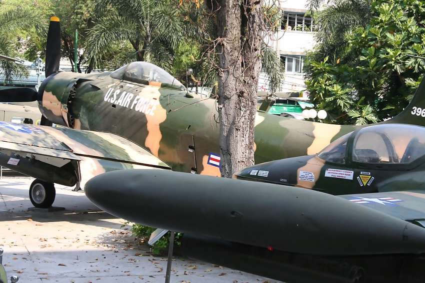 Oude Amerikaanse vliegtuigen midden in Ho Chi Minh<br>