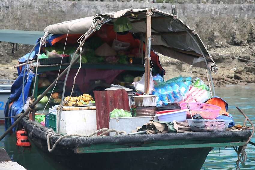 De bootjes met koopwaar komen langs en soms koopt de bemanning vers fruit voor het ontbijt.