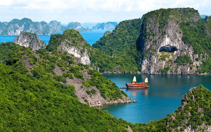Halong Bay, drakenrug in het water
