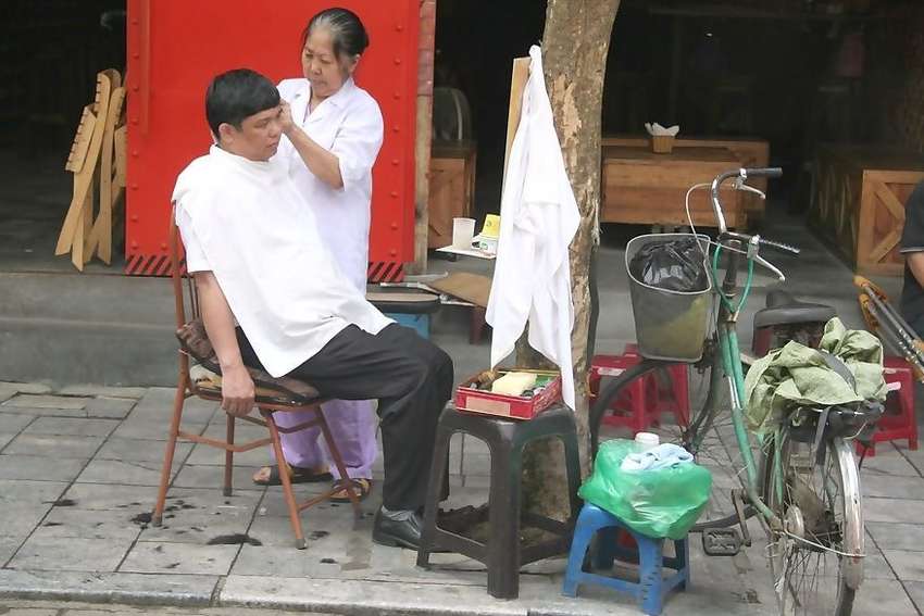 In de oude wijk Pho Phuong wordt je gewoon op straat geknipt.<br>