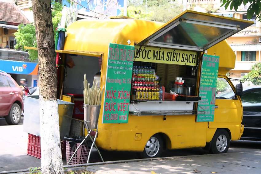 In Hanoi kun je altijd wel ergens een snelle maaltijd halen