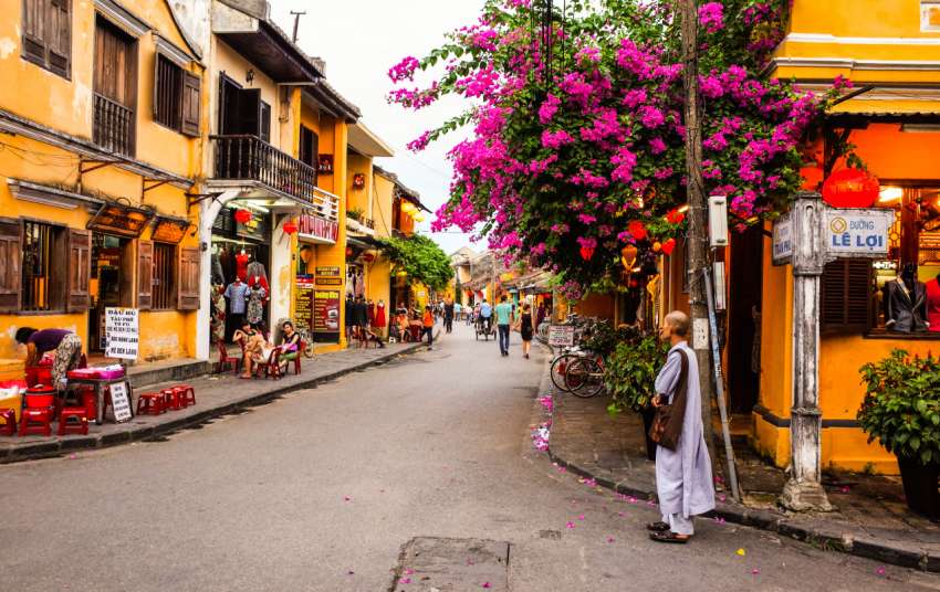 Straatbeeld Hoi An in het midden van Vietnam. Hoi An is een aangenaam stadje waar het goed toeven is