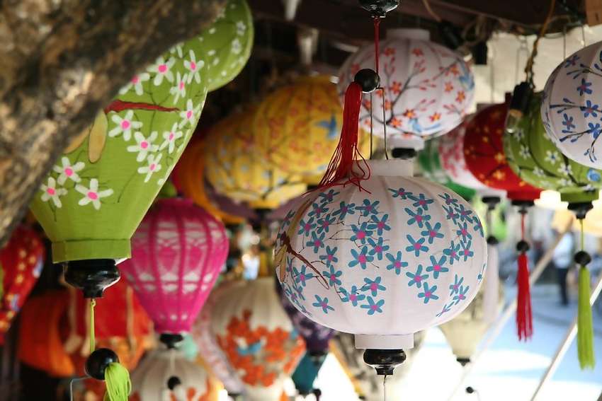 Aan kleurrijke winkeltjes is in Hoi An geen gebrek - Mekong Reizen