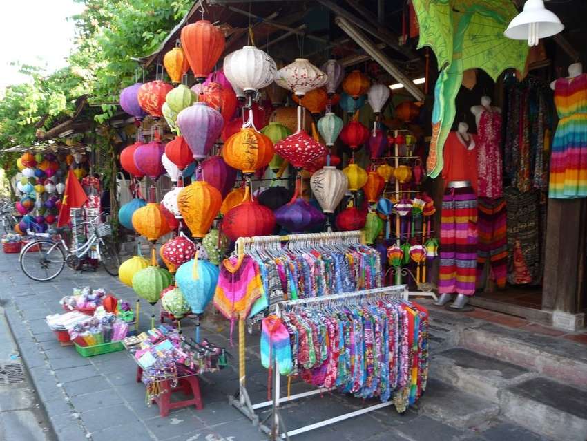 Aan kleurrijke winkeltjes is in Hoi An geen gebrek