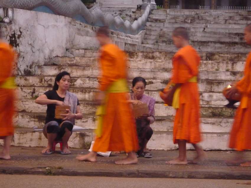 De monniken lopen iedere ochtend door de stad<br>