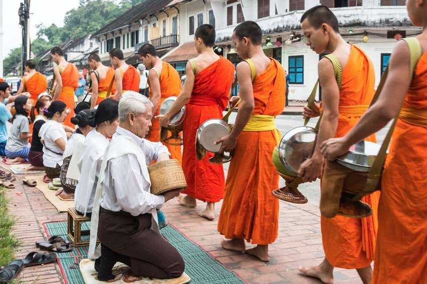 Iedere ochtend lopen de monniken door de stad