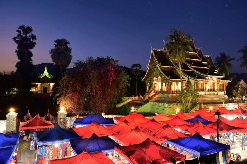 De kleurrijke avondmarkt in Luang Prabang