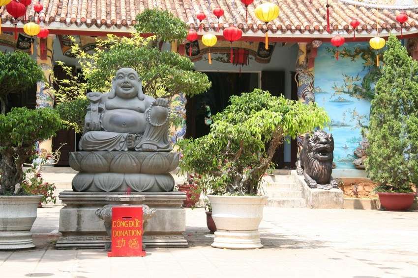 Smiling Boeddha bij de tempel op de marmerbergen