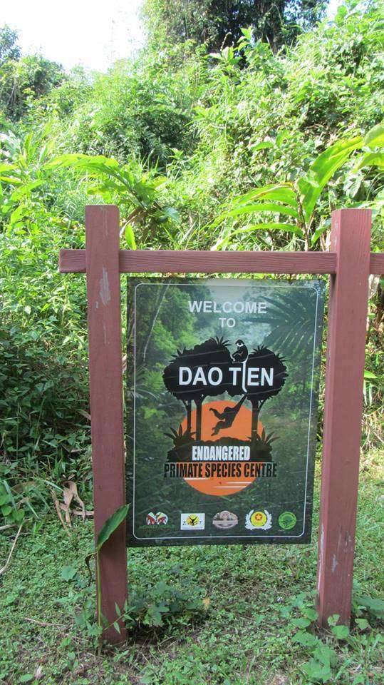 De ingang van het primaten centrum dat je vandaag bezoekt in het regenwoud