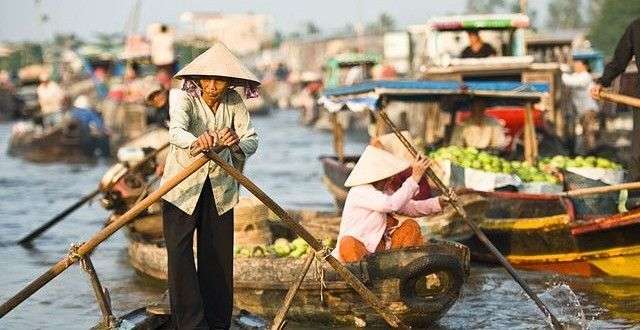 In de Mekong delta draait alles om de rivier. Mensen wonen op, boven en deels in het water.