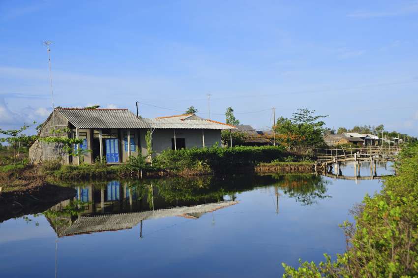 Onderweg naar de homestay in de Mekong Delta passeer je veel kleine dorpjes<br>