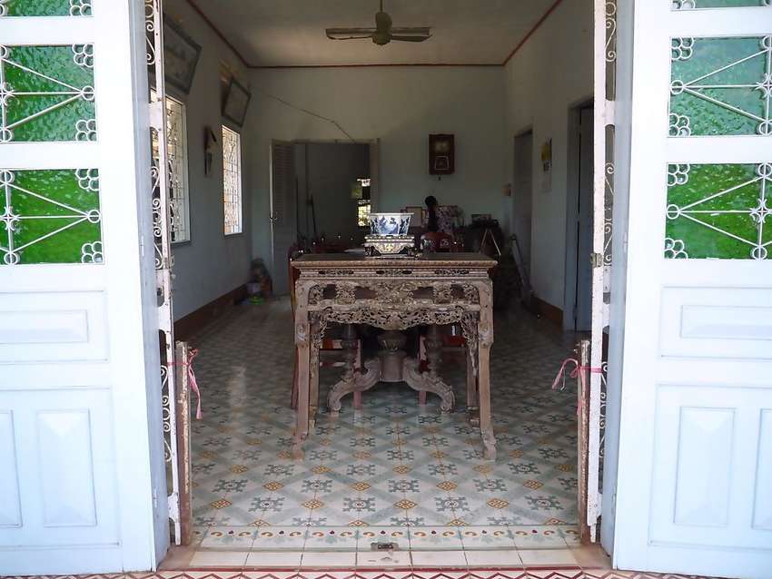 De meeste home-stays hebben ook nog echt traditioneel ingerichte kamers met oude tafels en beelden