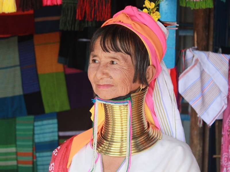 In het dorpje van de Padaung dragen de vrouwen gouden nek ringen <br>